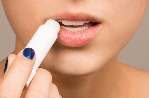 Khắc phục tình trạng môi khô mùa hanh khô